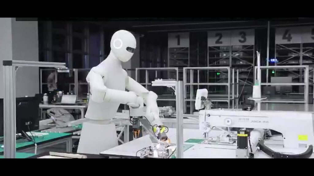 I robot prendono pennello e ago